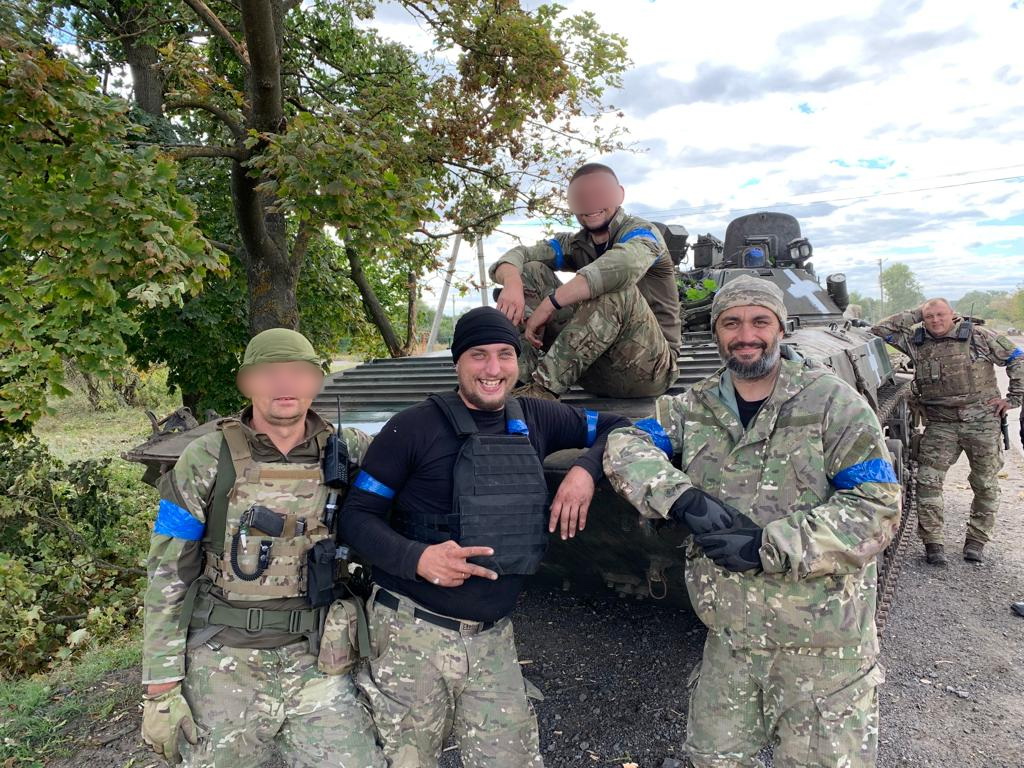 Сліпцов Денис з побратимами біля БТР