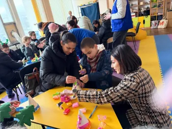 До Гуманитарного хабу Сіверськодонецької громади до дітей Центру комплексної реабілітації для дітей та осіб з інвалідністю завітали неймовірні гості — благодійний фонд «Посмішка UA» та громадська організація Art of Aid.  Вони подарували дітям справжню новорічну казку. Малеча з радістю виготовляла святкові ялинки, танцювала, сміялася та відчувала щиру увагу й турботу. Атмосфера була наповнена підтримкою та святковим настроєм.