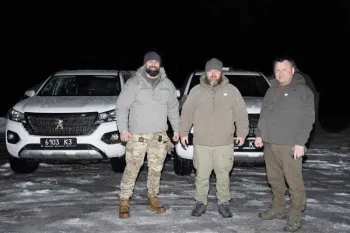 Дві автівки підвищеної прохідності передали Луганській бригаді тероборони, – Олексій Харченко