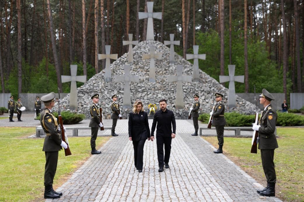У День пам’яті жертв політичних репресій Президент і перша леді вшанували загиблих у Національному історико-меморіальному заповіднику «Биківнянські могили»